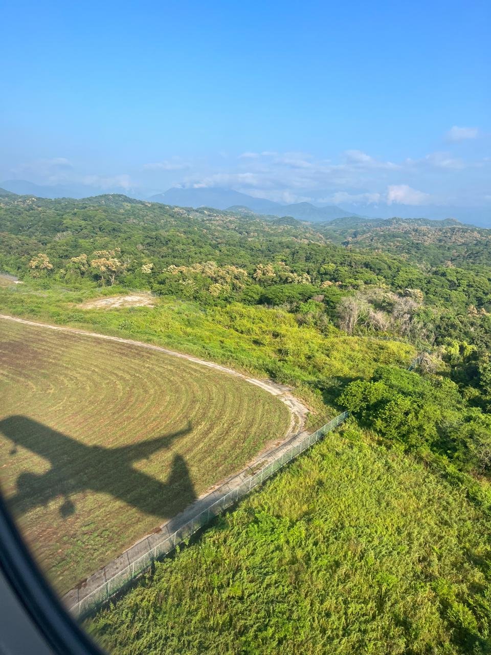 Ala de avión sobre una cordillera